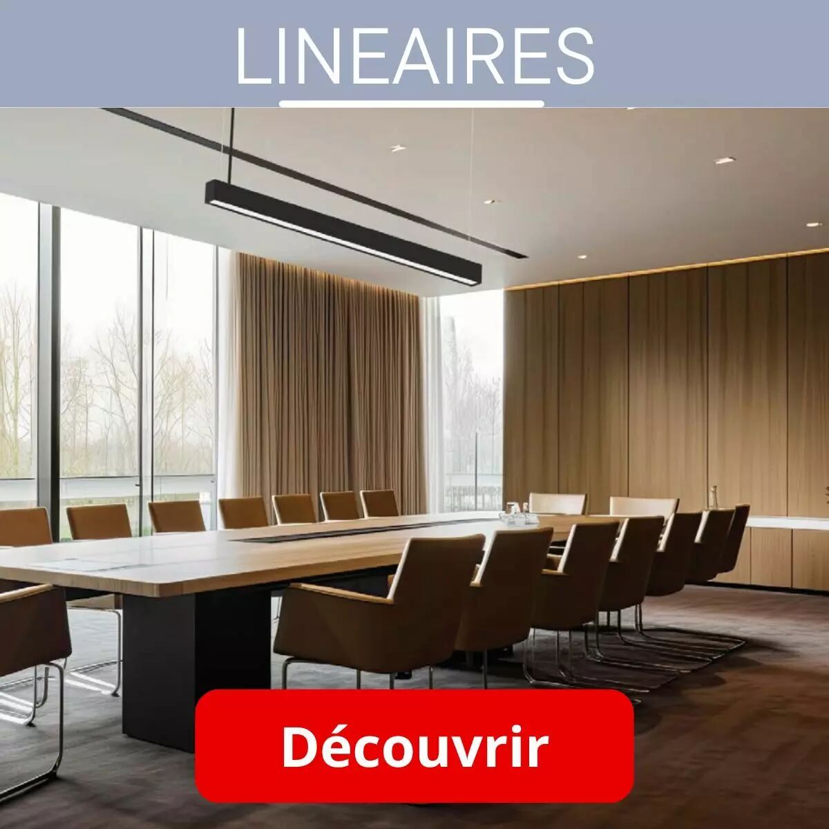 Une salle de r�union �l�gante au milieu de laquelle tr�ne une longue table est encadr�e de rideaux marrons, rappelant le mobilier et le sol. Le plafond est quant � lui �cru, et un lin�aire �l�gant est suspendu au-dessus de la table.