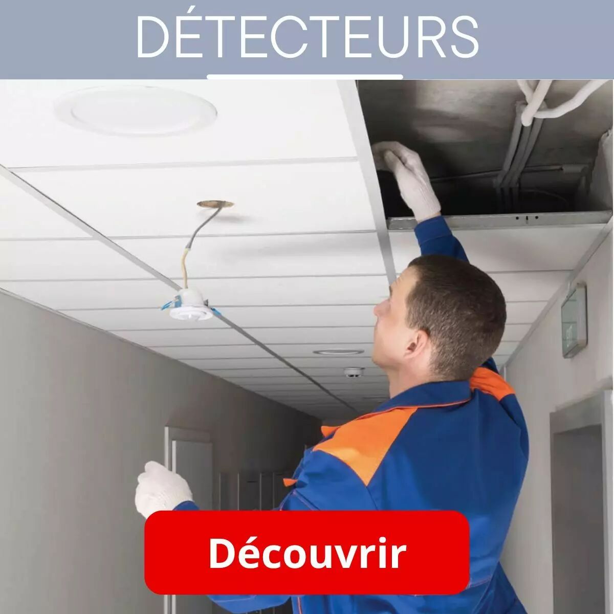Un technicien installe un d�tecteur Miidex dans un faux-plafond.