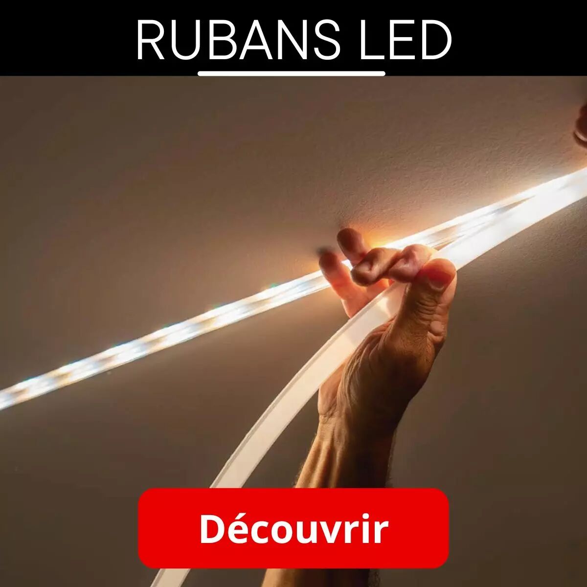 Pr�sentation d'un ruban LED se faisant installer par deux mains l'agrippant afin de le maintenir dans une position souhait�e.