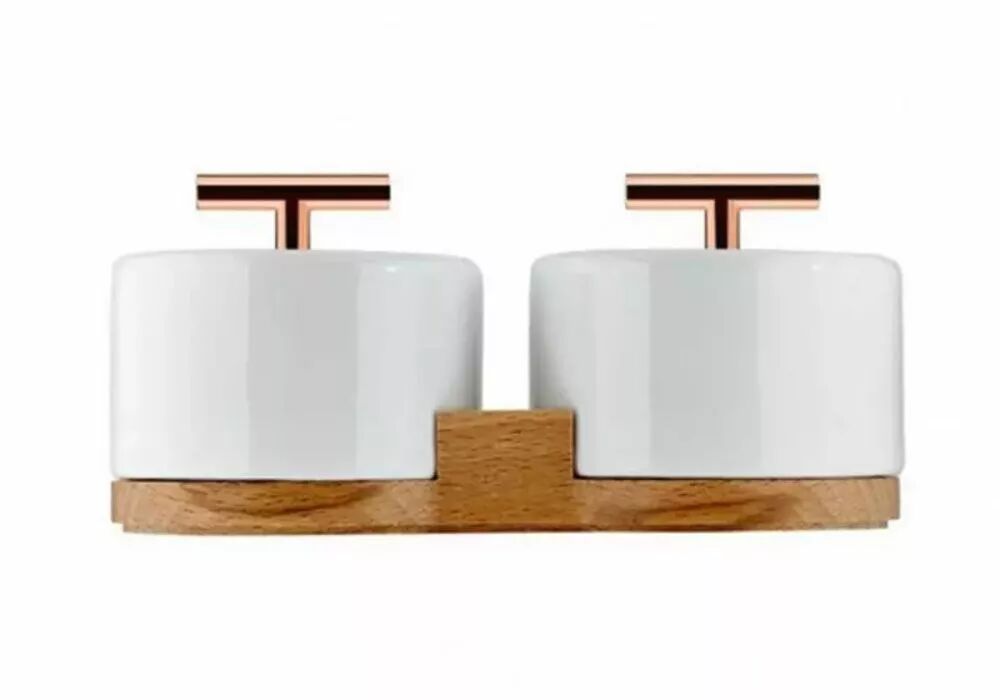 Sur un fond blanc, un socle en h�tre naturel accueille deux interrupteurs en porcelaine blanche et leviers en cuivre.