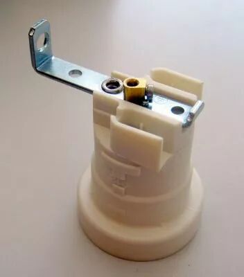 Douille monobloc pour E27 250V 4A T210�C, avec �querre m�tallique, trou diam 5,2mm, bornes � vis et borne de terre (127501)