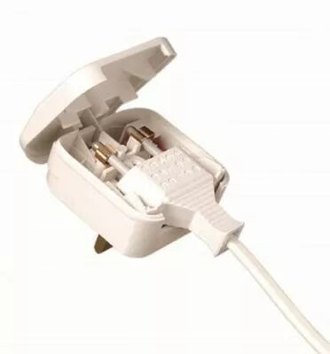 Fiche adaptateur blanc, 250V 2,5A, pour conversion d'une fiche europe 2 p�les en fiche anglaise 3 p�les (insertion dans le boiti