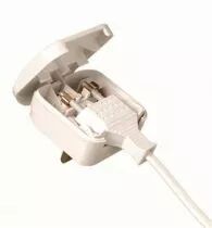 Fiche adaptateur blanc, 250V 2,5A, pour conversion d'une fiche europe 2 pôles en fiche anglaise 3 pôles (insertion dans le boiti