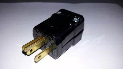 Fiche am�ricaine � sortie droite, 2 p�les et terre, 125V 15A, noir, UL/CSA pour c�ble 10-18 AWG (140485)