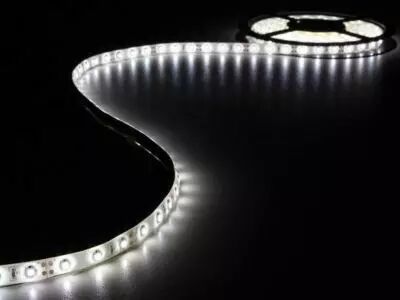 ENSEMBLE DE BANDE � LED FLEXIBLE ET ALIMENTATION - BLANC FROID - 300 LED - 5 m - 12Vcc (LEDS17W)