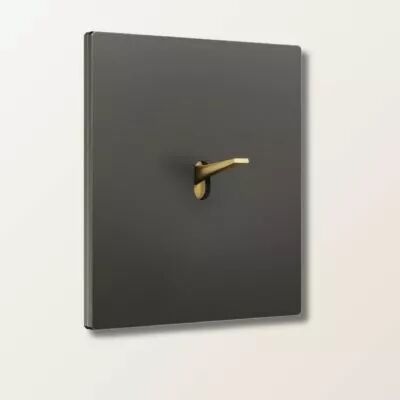 Interrupteur va-et-vient avec plaque en aluminium peint noir et levier dor� mat - Font Barcelona 5.1