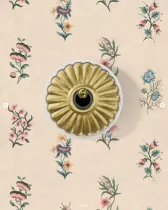 Interrupteur va-et-vient Dimbler en porcelaine blanche avec d&ocirc;me charlotte dor&eacute;e satin&eacute;e et manette dor&eacute;e brillante