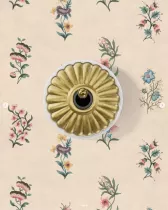 Interrupteur va-et-vient Dimbler en porcelaine blanche avec d&ocirc;me charlotte dor&eacute;e satin&eacute;e et manette dor&eacute;e brillante