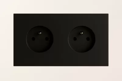 Prise de courant double noire avec plaque en aluminium peint noir - Font Barcelona 5.1, BRIDGE & MORE