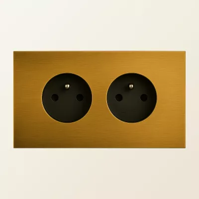 Prise de courant double noire avec plaque en laiton patin� - Font Barcelona 5.1, BRIDGE & MORE