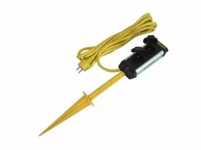 Stanley - Bloc Multiprise \ Ground Spike\  - 2 Prises - Avec Clapets Et Piquet (ESTN2SP)